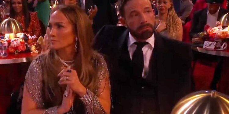 ¿Aburrido o molesto? La actitud de Ben Affleck junto a JLo que lo puso en la mira durante los Grammy