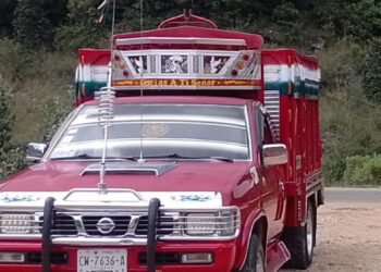 Roban vehículo a mano armada