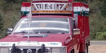 Roban vehículo a mano armada