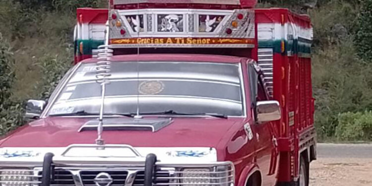 Roban vehículo a mano armada