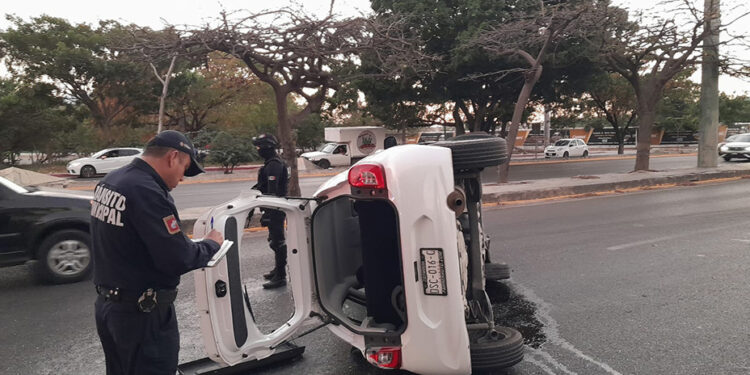 Vuelca vehículo sobre el Libramiento Norte