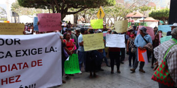 Se manifiestan para exigir la destitución de alcaldesa