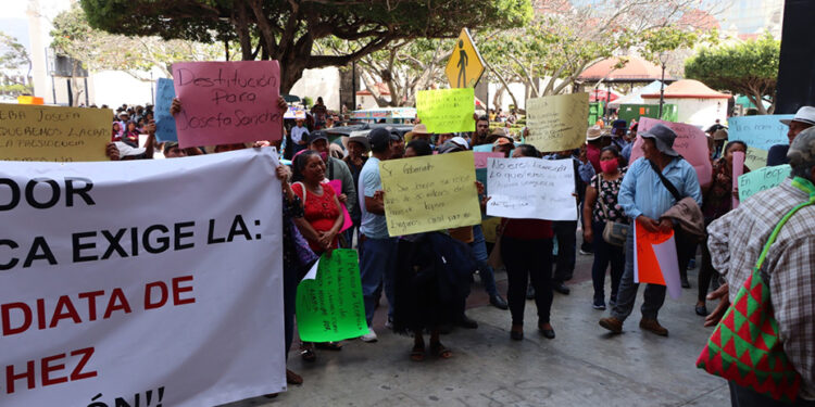 Se manifiestan para exigir la destitución de alcaldesa