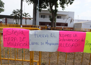 Denuncian que INM les suspendió la entrega de oficios de salida