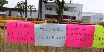 Denuncian que INM les suspendió la entrega de oficios de salida