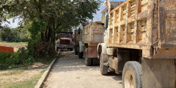 Volqueteros bloquean obra