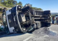 Camión se acostó en media carretera