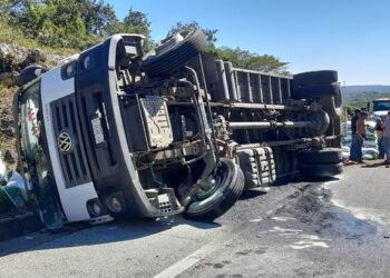 Camión se acostó en media carretera