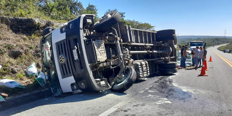 Camión se acostó en media carretera
