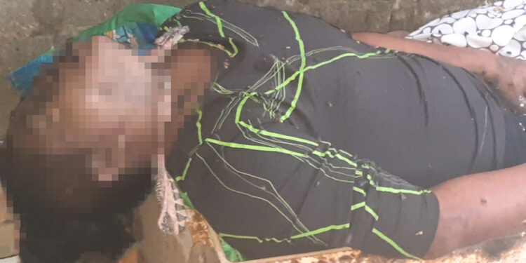 La estrangularon con un cordón