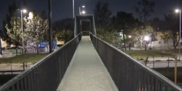 Sobrevivió de milagro: un joven ebrio cayó de un puente peatonal