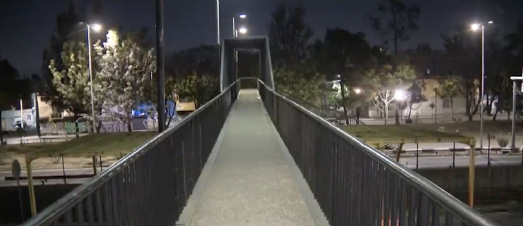 Sobrevivió de milagro: un joven ebrio cayó de un puente peatonal