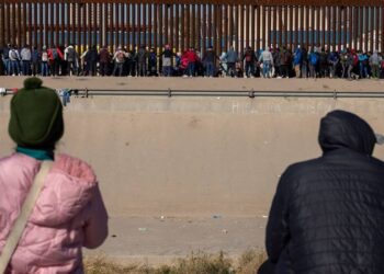 Texas designa a ex guardia fronterizo para contener la migración