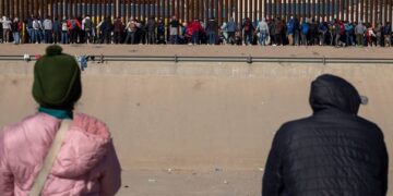 Texas designa a ex guardia fronterizo para contener la migración