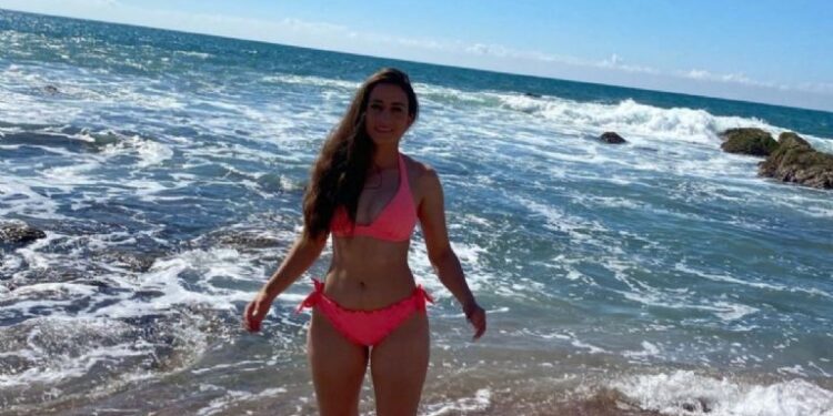 Valeria Andrade, la ex árbitra que modela en OnlyFans y hace «arder» internet con sus curvas.