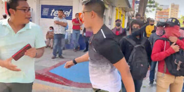 Presunto militar agrede a reportero