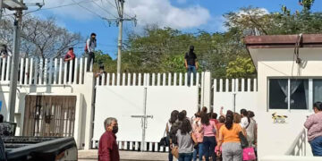 Normalistas vandalizan la SEF