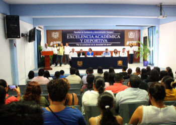 Entregan reconocimientos a estudiantes