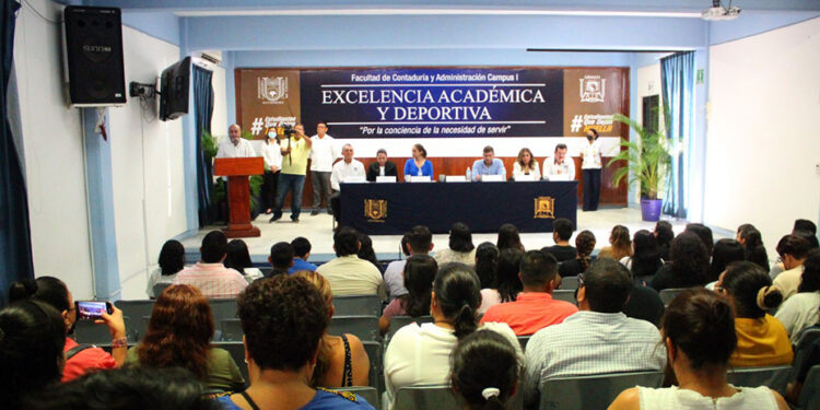 Entregan reconocimientos a estudiantes
