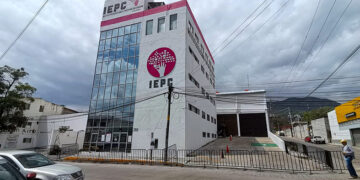 Sanciona a 10 funcionarios por promoción personalizada