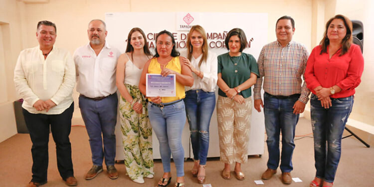 Entrega reconocimientos a donantes de cabello para niños con cáncer