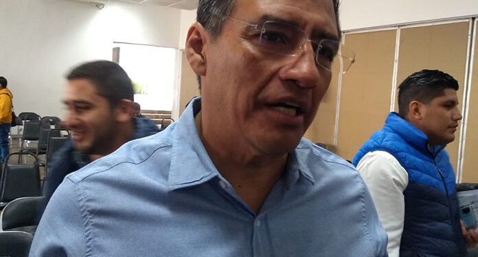 Van tras la edil de Teopisca