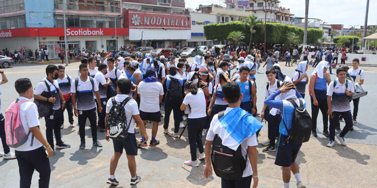 Alumnos del ENLEF protestan contra el CAP