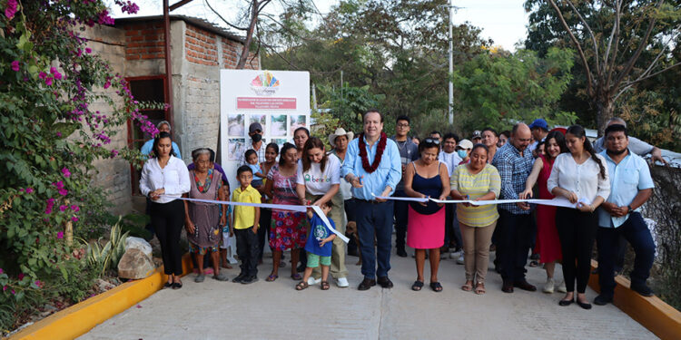 Entregó calle pavimentada en barrio Las Cruces