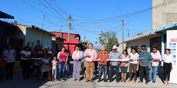 Entrega calles pavimentadas en barrio Frailescano