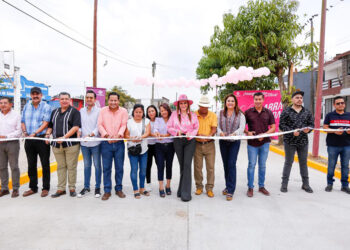 Inaugura pavimentación hidráulica