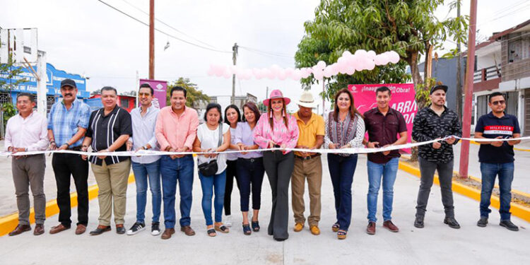 Inaugura pavimentación hidráulica