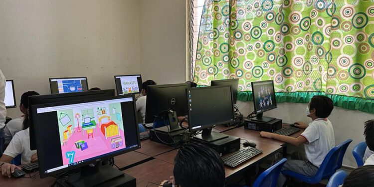 Entrega apoyos a escuelas por ayuda a refugiados