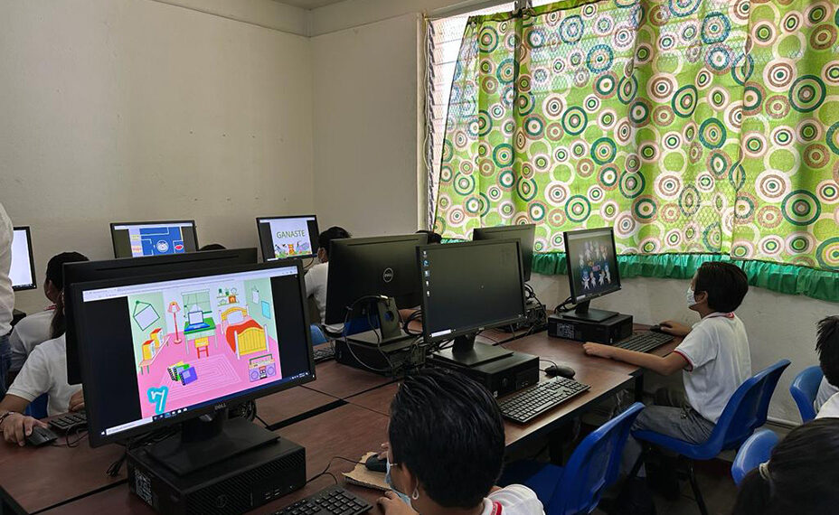 Entrega apoyos a escuelas por ayuda a refugiados