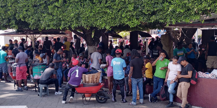 Migrantes invaden parque