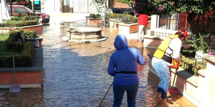 Realizan limpieza de calles y parques