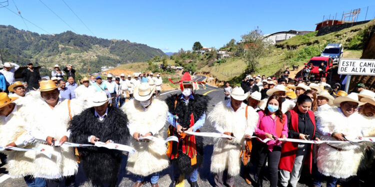 Rutilio Escandón inauguró la construcción del camino Joltzemen-Yutbash