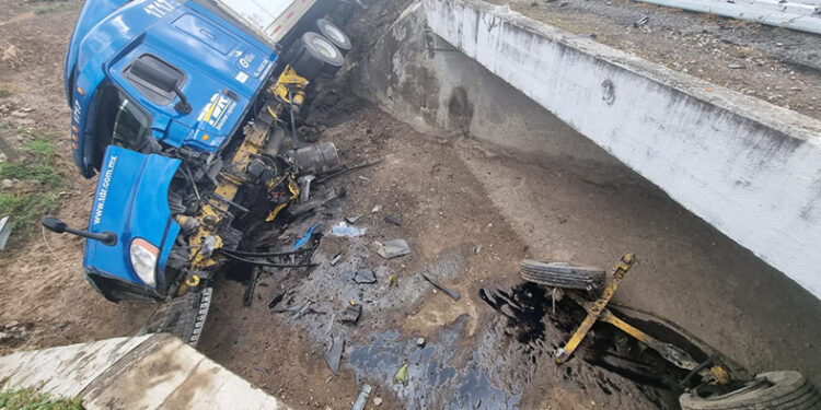 Choca tráiler y camioneta