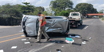 Vuelca frente a Los Toros
