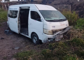 Siete lesionados en volcadura de combi