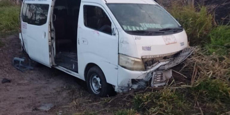 Siete lesionados en volcadura de combi