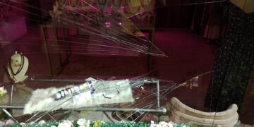 Se abalanzó contra el cristal de un negocio