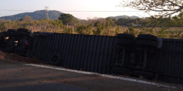 Vuelcan tráilers constantemente