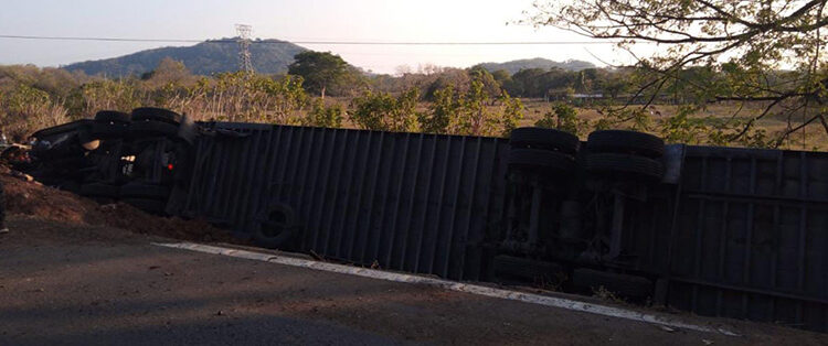 Vuelcan tráilers constantemente