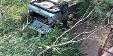 Volcó debajo de un puente