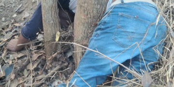 El hombre falleció y su novia está herida