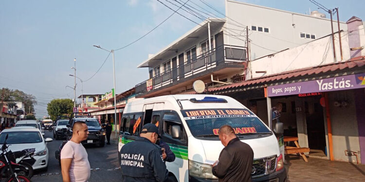Se la llevó de corbata