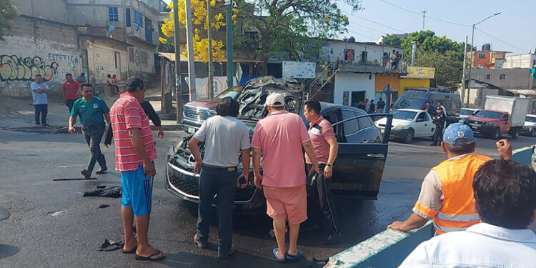 Camioneta se incendia en calzada al Sumidero