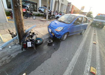 Vehículo impacta dos motocicletas