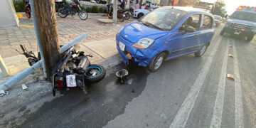 Vehículo impacta dos motocicletas