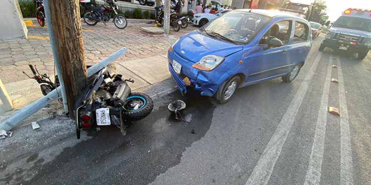 Vehículo impacta dos motocicletas